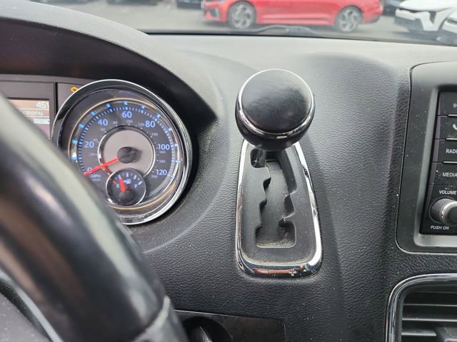 Used 2013 Chrysler Town & Country Touring image 18