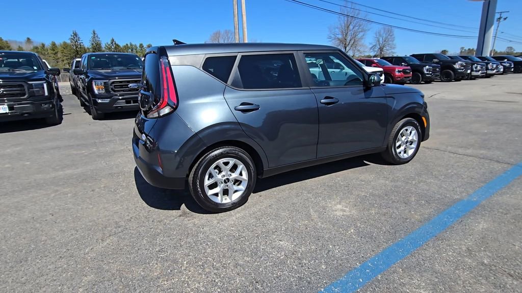 Used 2025 Kia Soul LX w/ LX Technology Package FWD image 19