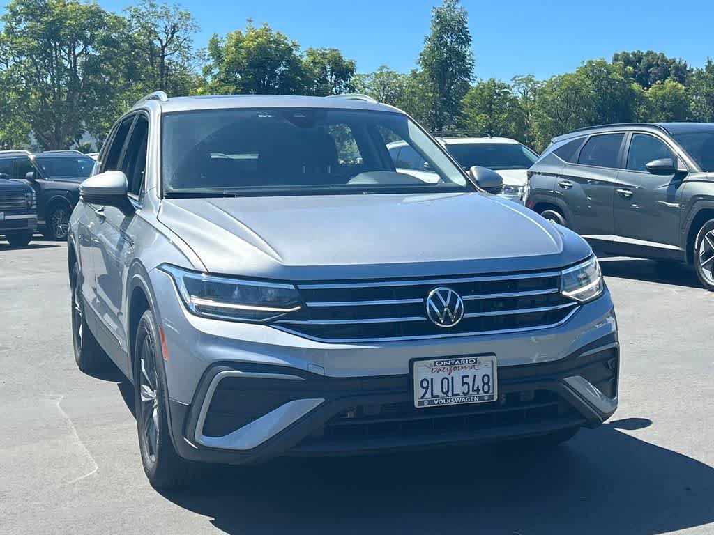 Used 2024 Volkswagen Tiguan SE w/ Panoramic Sunroof Package FWD image 4