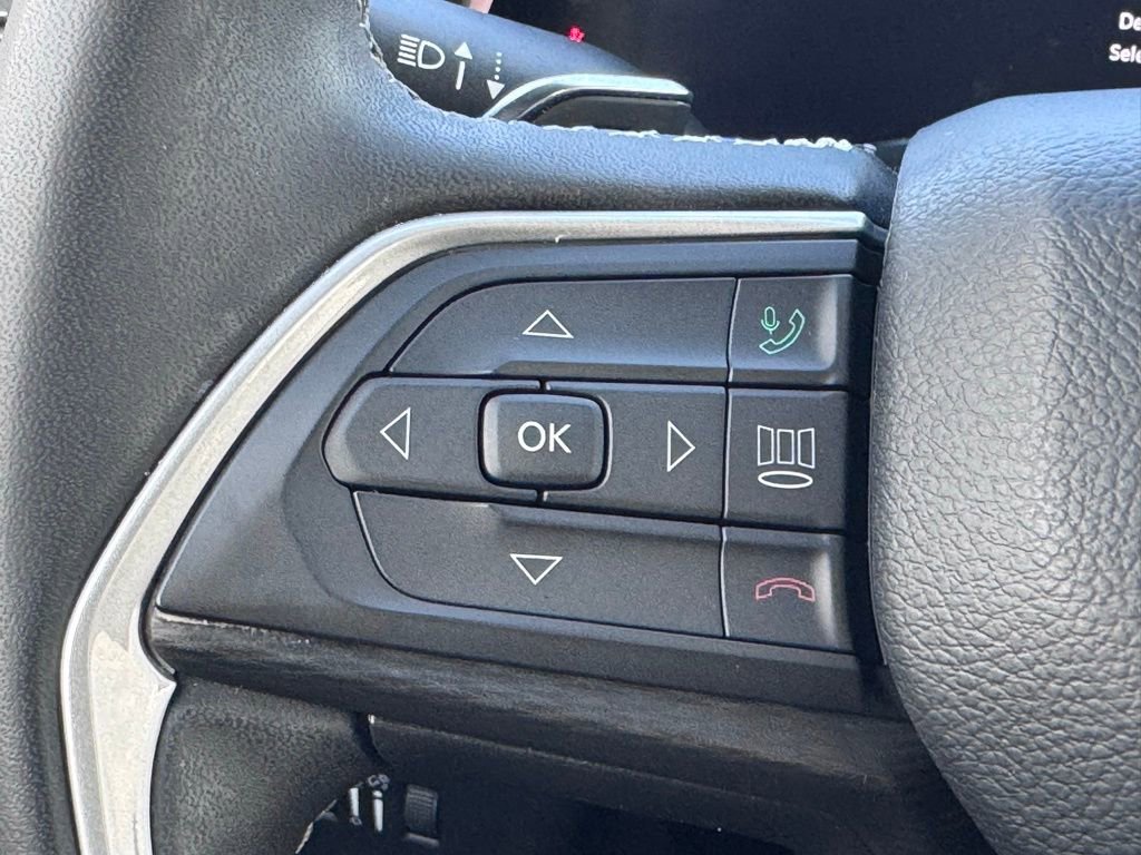 Used 2023 Jeep Grand Cherokee Laredo image 9