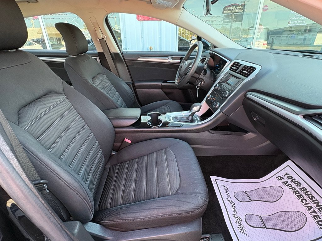 Used 2016 Ford Fusion SE FWD image 18