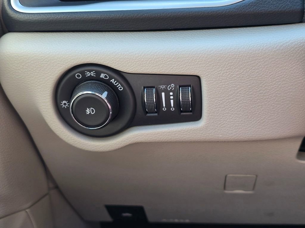 Used 2018 Chrysler Pacifica Touring-L w/ Premium Audio Group FWD image 18