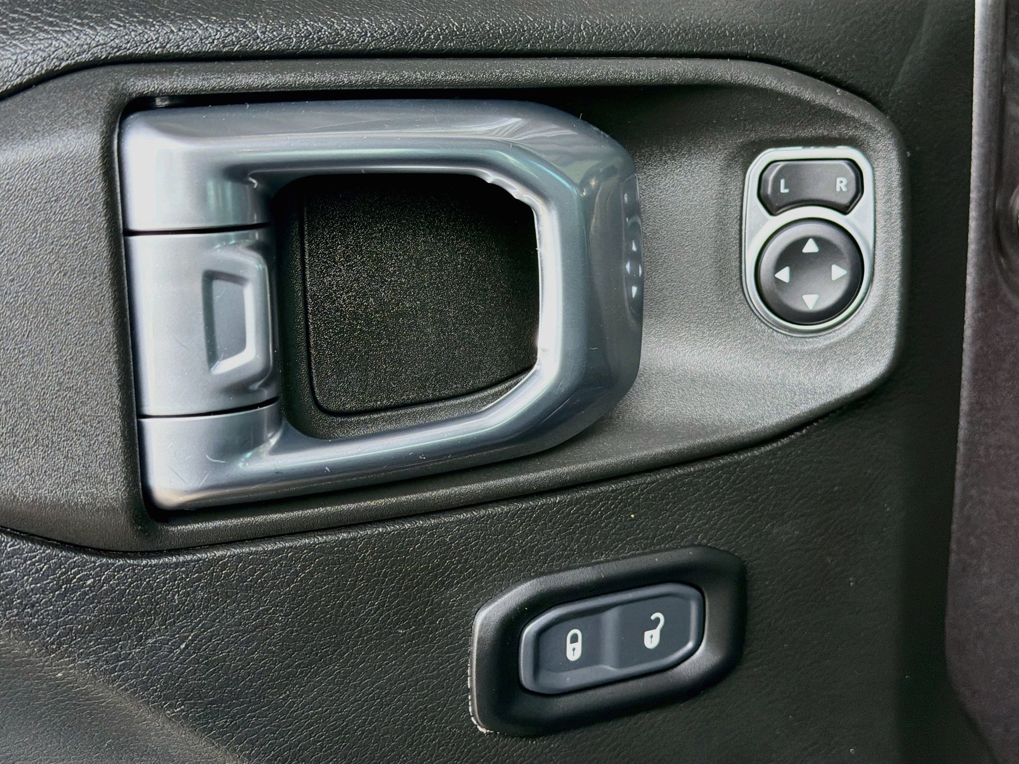 Used 2022 Jeep Wrangler Sport AWD/4WD image 15