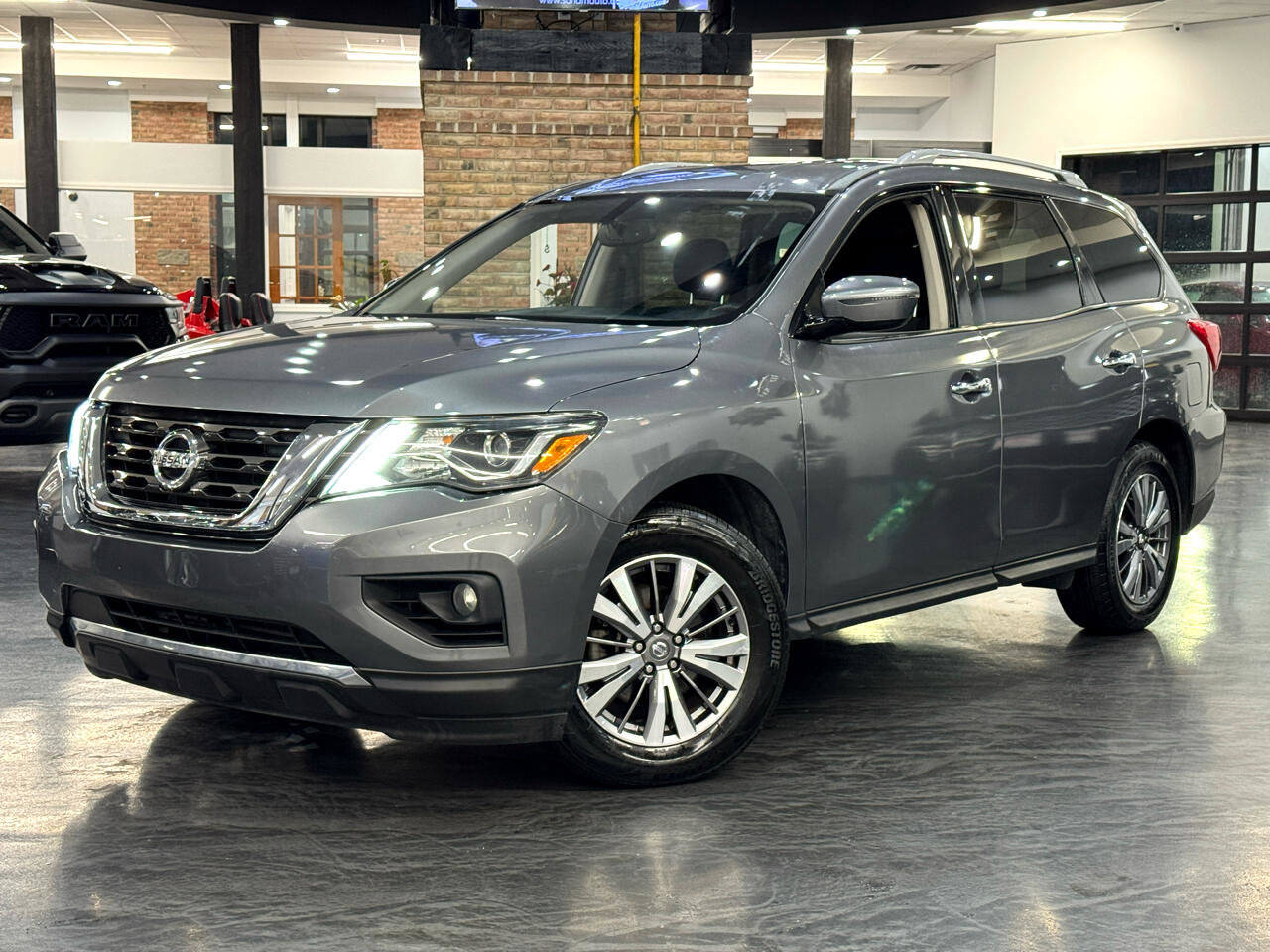 Used 2019 Nissan Pathfinder SV image 2