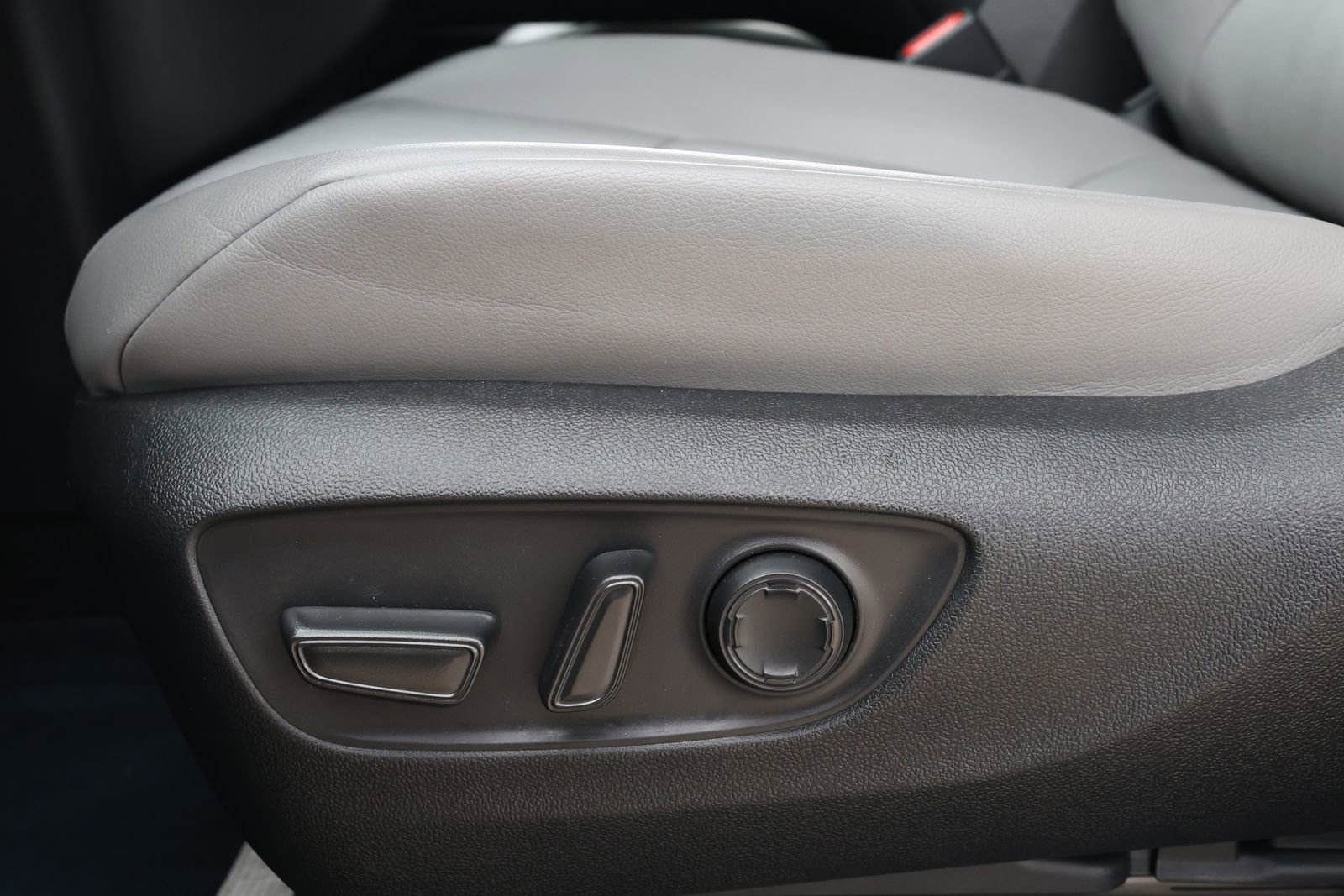 Used 2025 Toyota Sienna XLE image 28