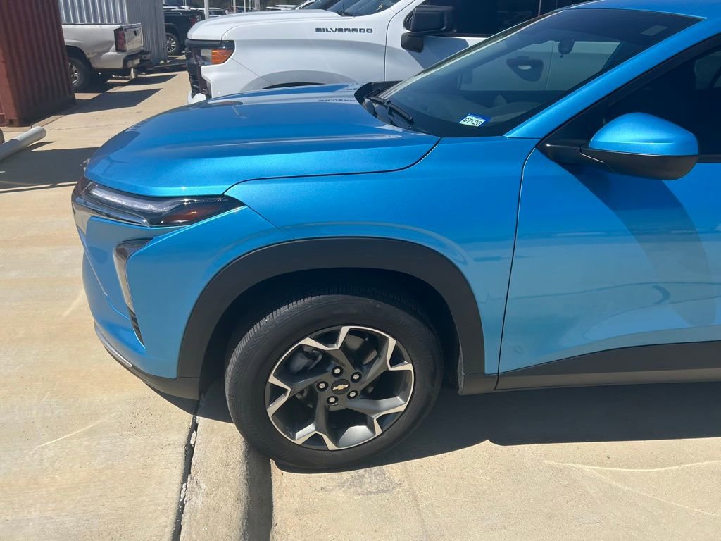 Used 2025 Chevrolet Trax LT w/ LT Convenience Package image 2