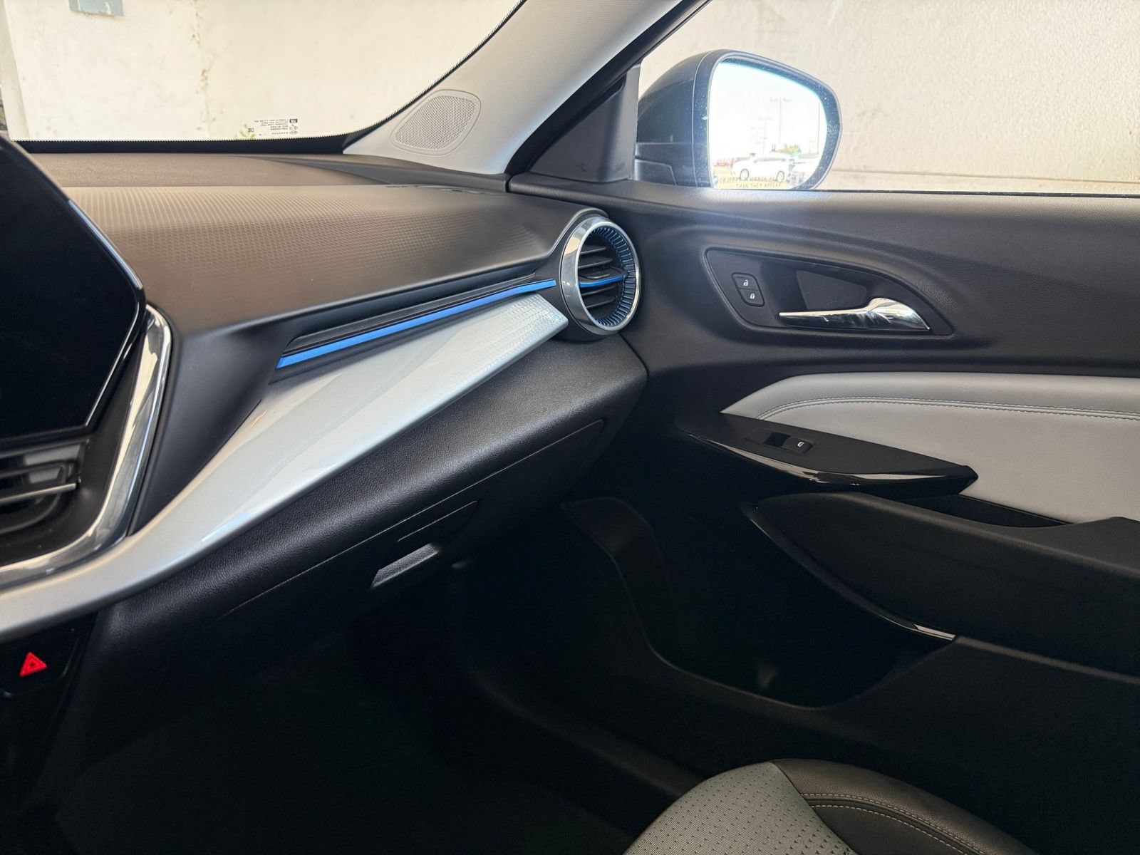 Used 2025 Chevrolet Trax LT FWD image 33