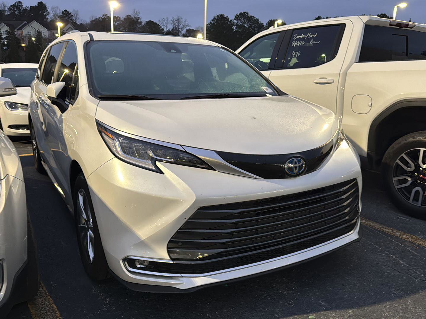 Used 2025 Toyota Sienna Limited image 4