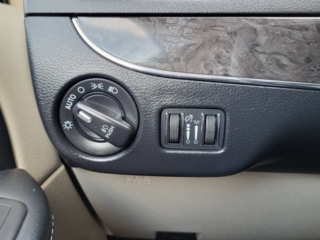 Used 2016 Chrysler Town & Country Touring FWD image 22