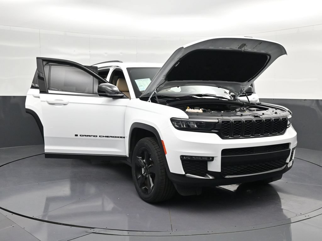 Used 2024 Jeep Grand Cherokee L Limited w/ Black Appearance Package AWD/4WD image 29