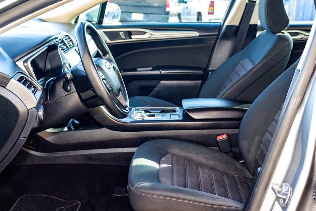 Used 2020 Ford Fusion SE image 24
