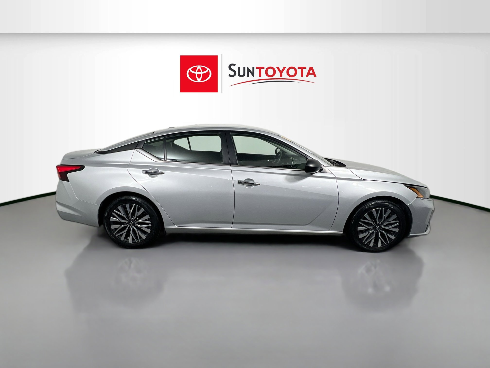 Used 2024 Nissan Altima 2.5 SV image 2