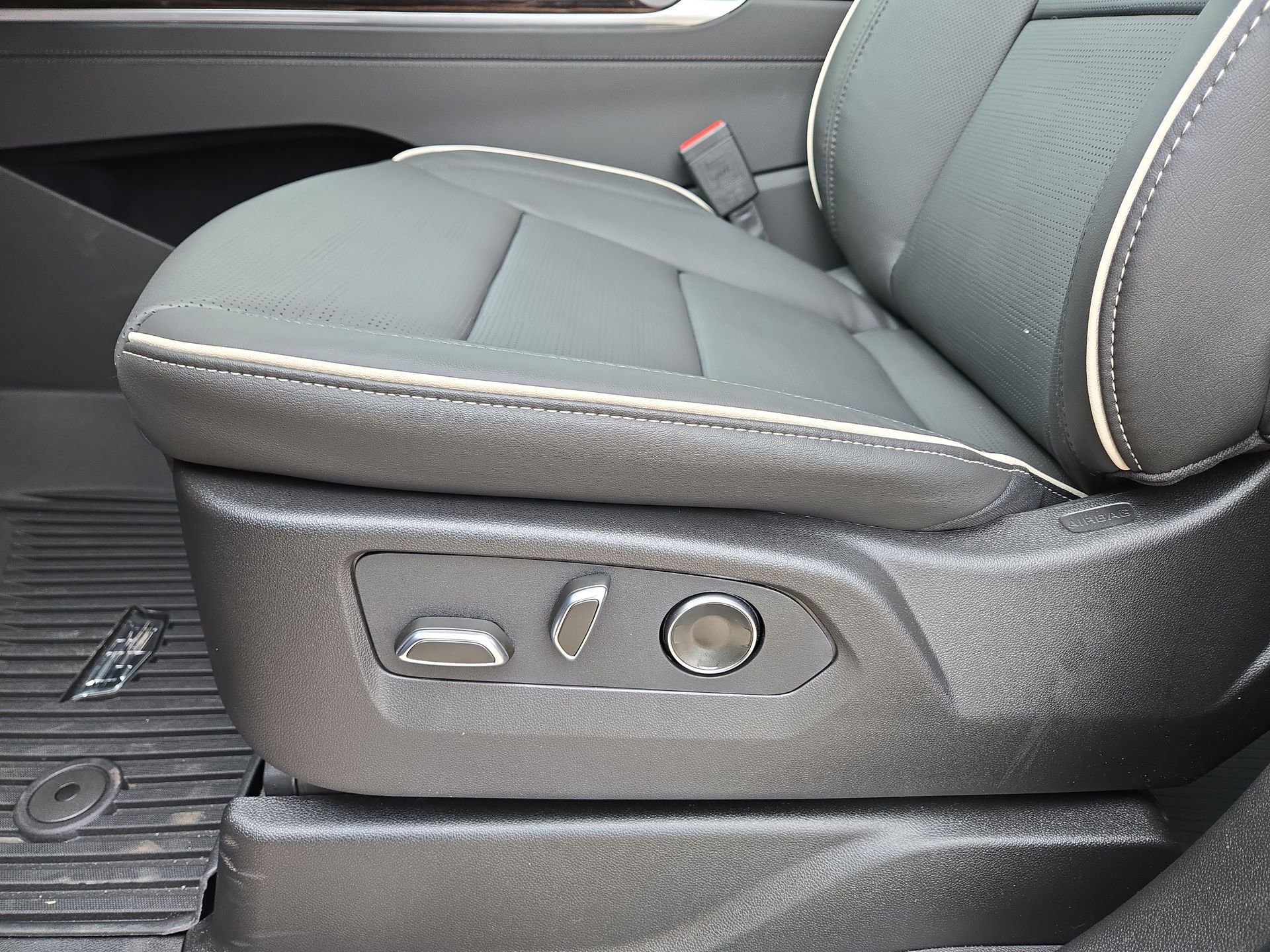 New 2026 Cadillac Escalade ESV Luxury w/ Touring Package image 17