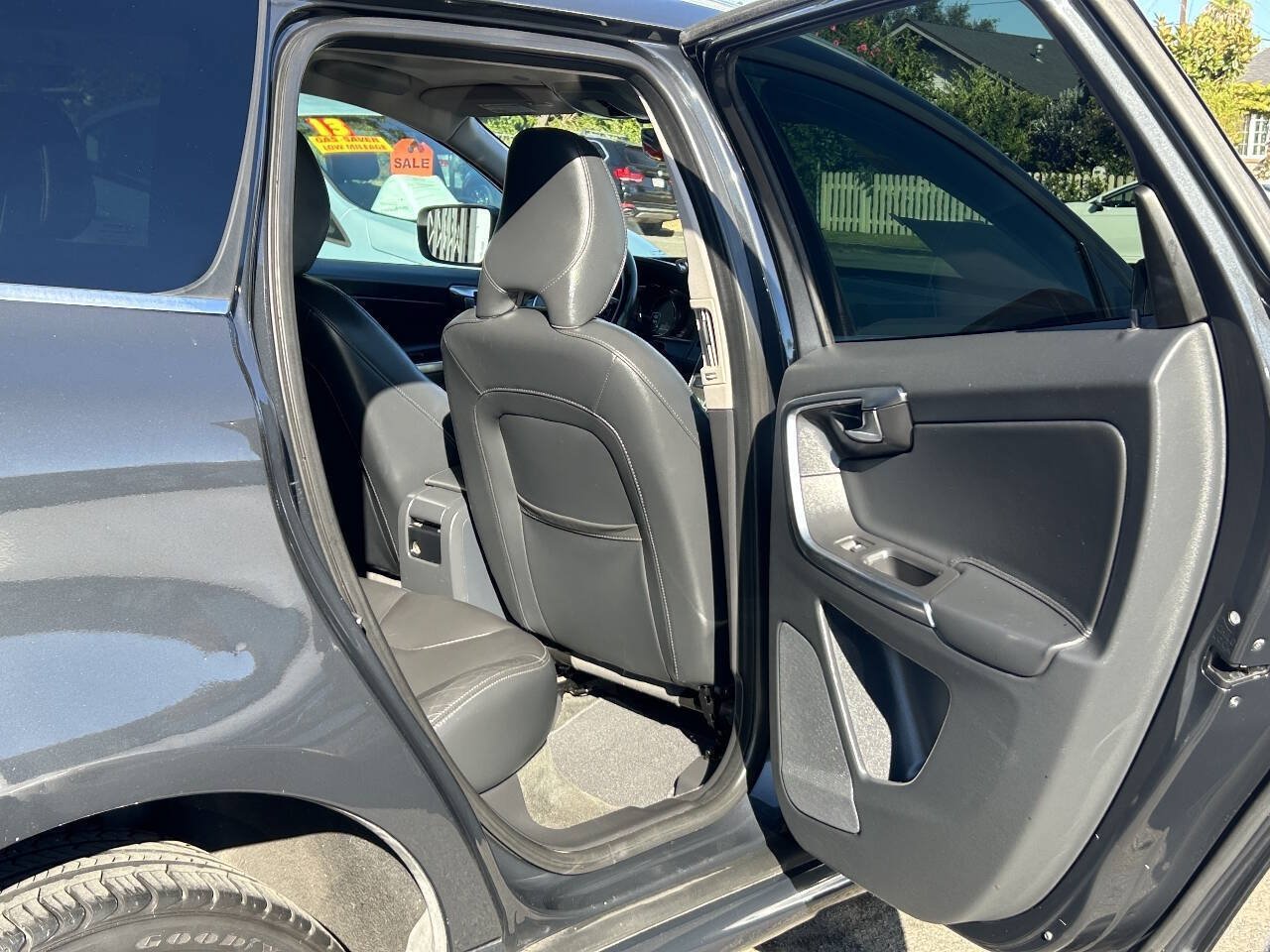 Used 2016 Volvo XC60 T5 Premier w/ Proximity Package FWD image 16