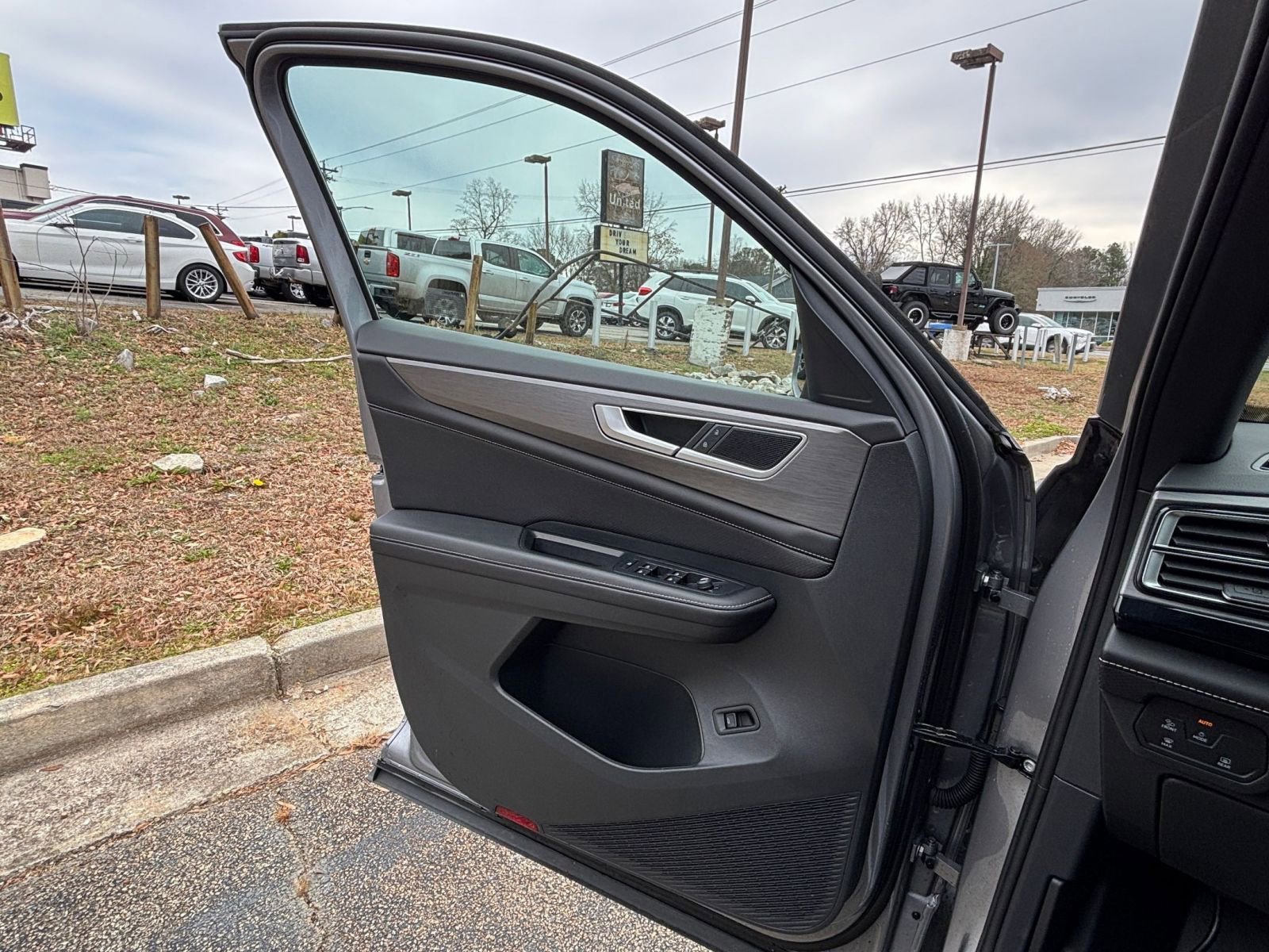 Used 2025 Volkswagen Atlas Cross Sport SE image 20