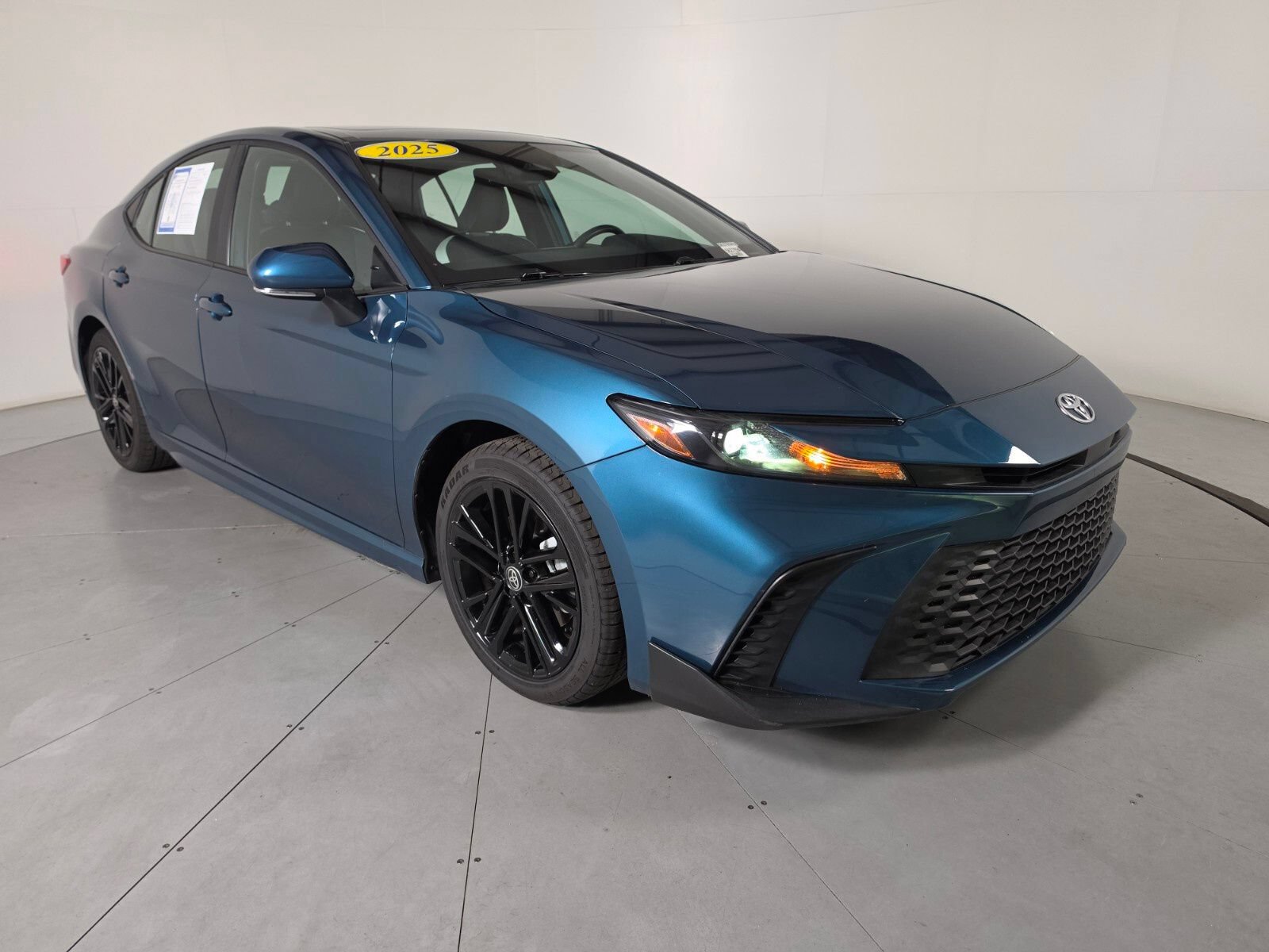 Used 2025 Toyota Camry SE w/ Convenience Package AWD/4WD image 7