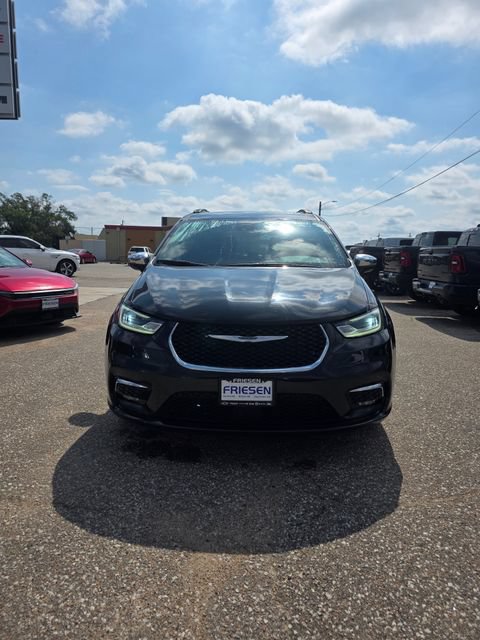 Used 2023 Chrysler Pacifica Limited FWD image 2