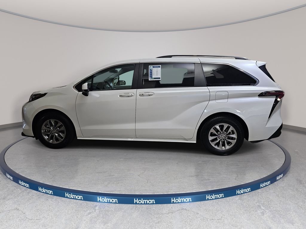 Used 2024 Toyota Sienna XLE FWD image 9