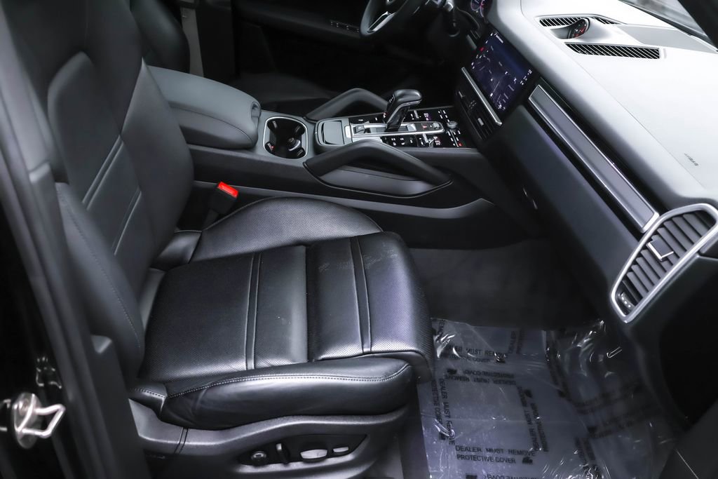 Used 2022 Porsche Cayenne Platinum Edition image 34