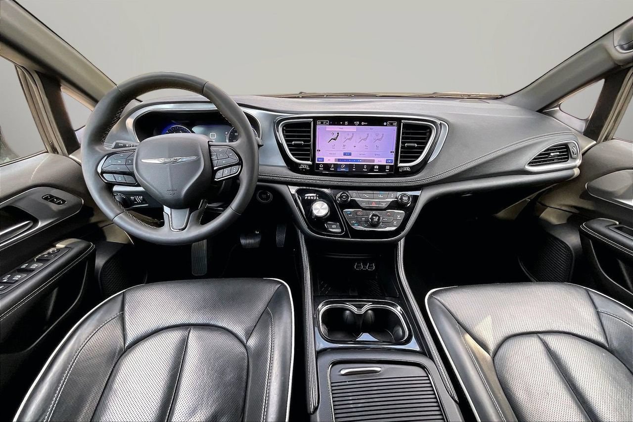 Used 2025 Chrysler Pacifica Limited FWD image 15