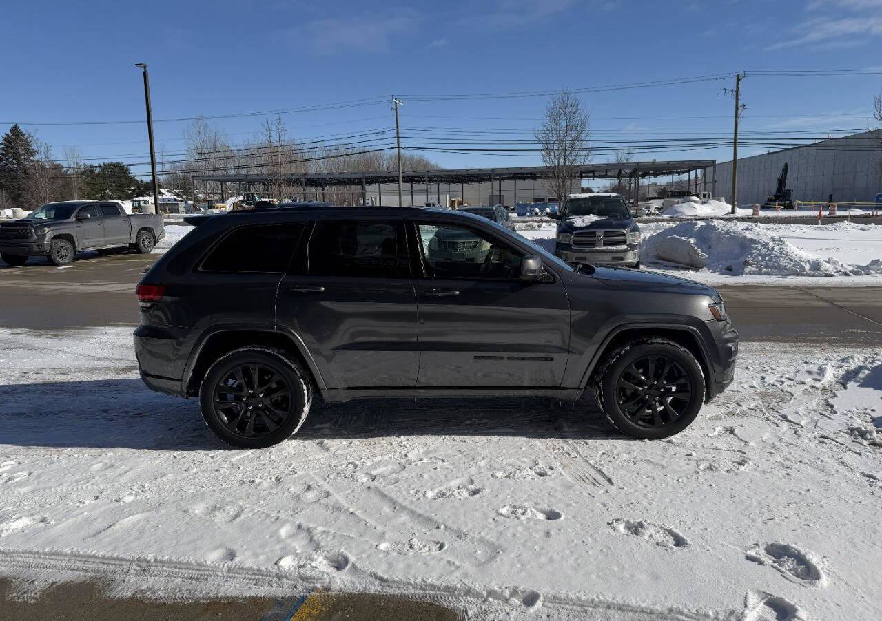 Used 2018 Jeep Grand Cherokee Altitude image 5