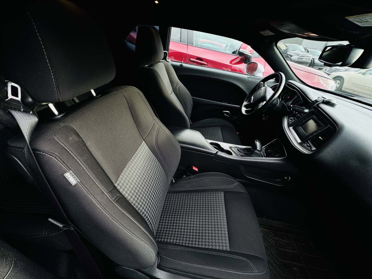 Used 2015 Dodge Challenger SXT RWD image 18