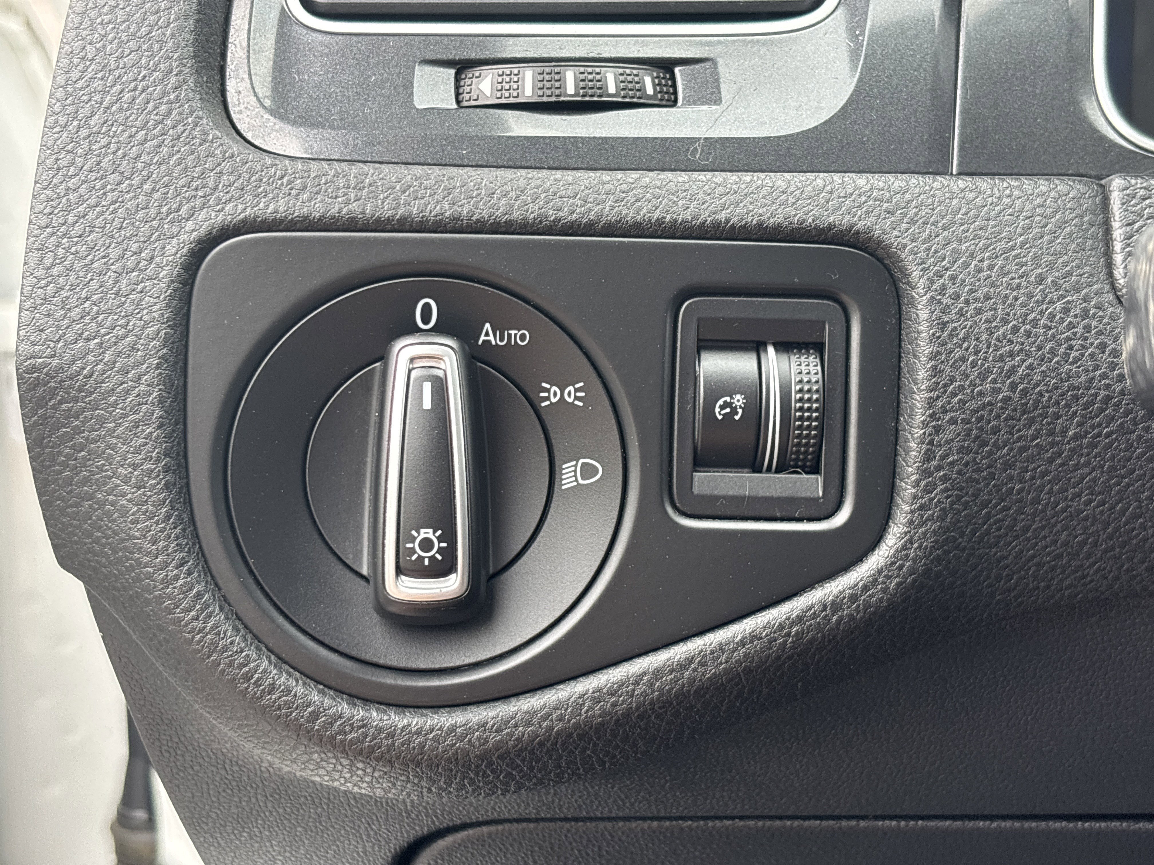 Used 2018 Volkswagen e-Golf SEL Premium image 29