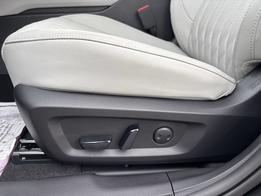 Used 2025 Mitsubishi Outlander AWD image 25
