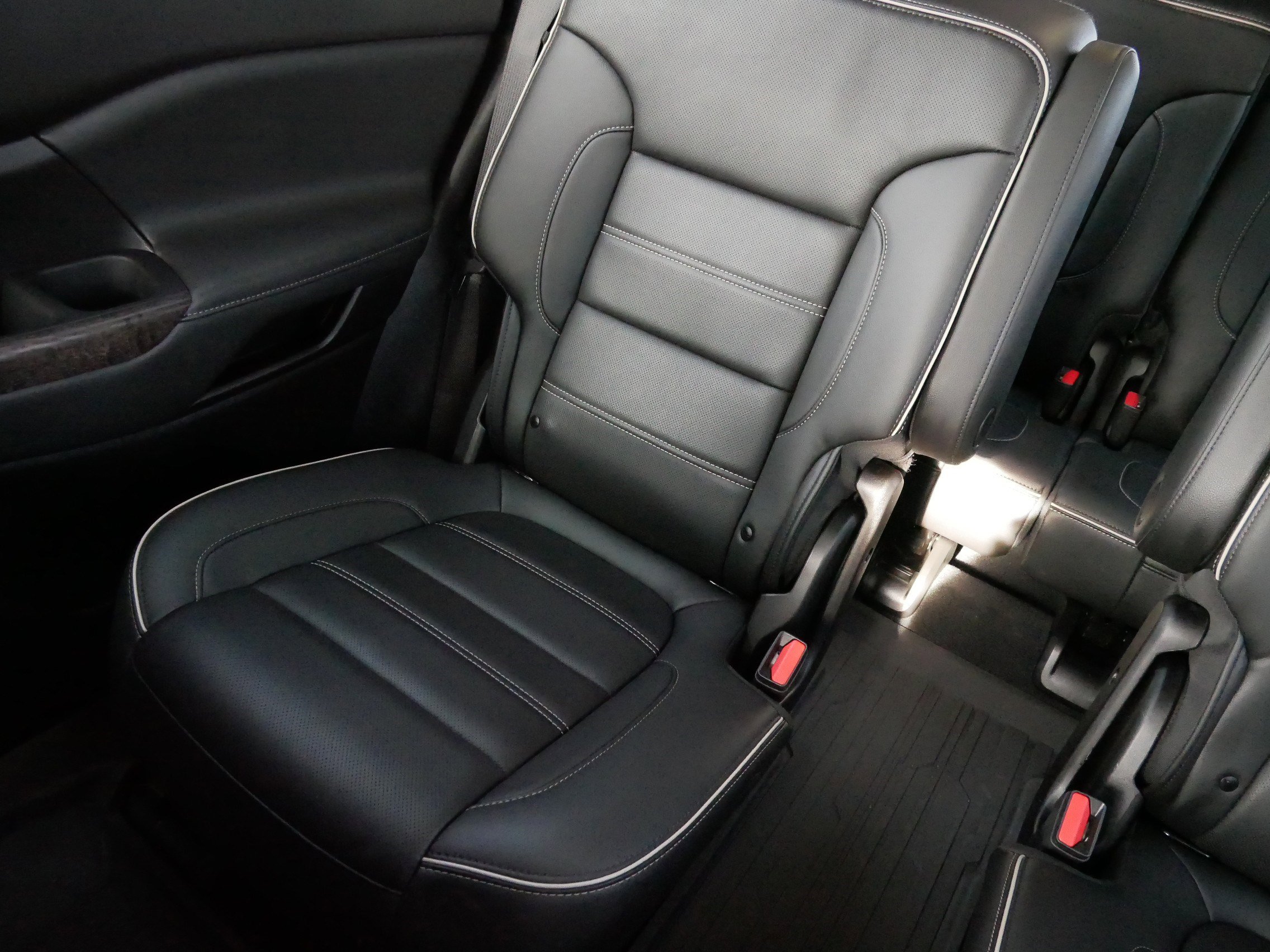 Used 2023 GMC Acadia Denali w/ Black Diamond Edition image 12