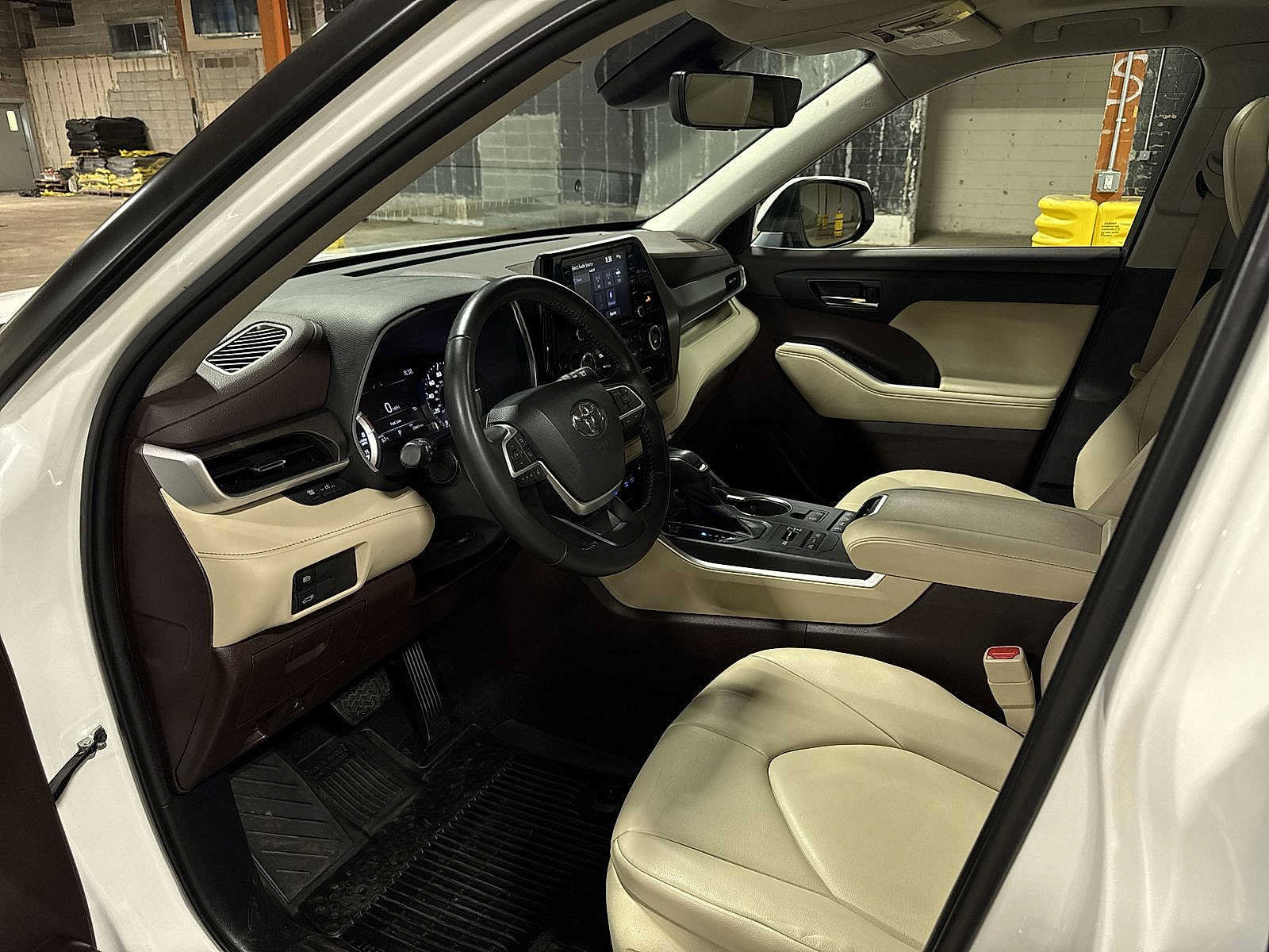 Used 2022 Toyota Highlander XLE AWD/4WD image 30
