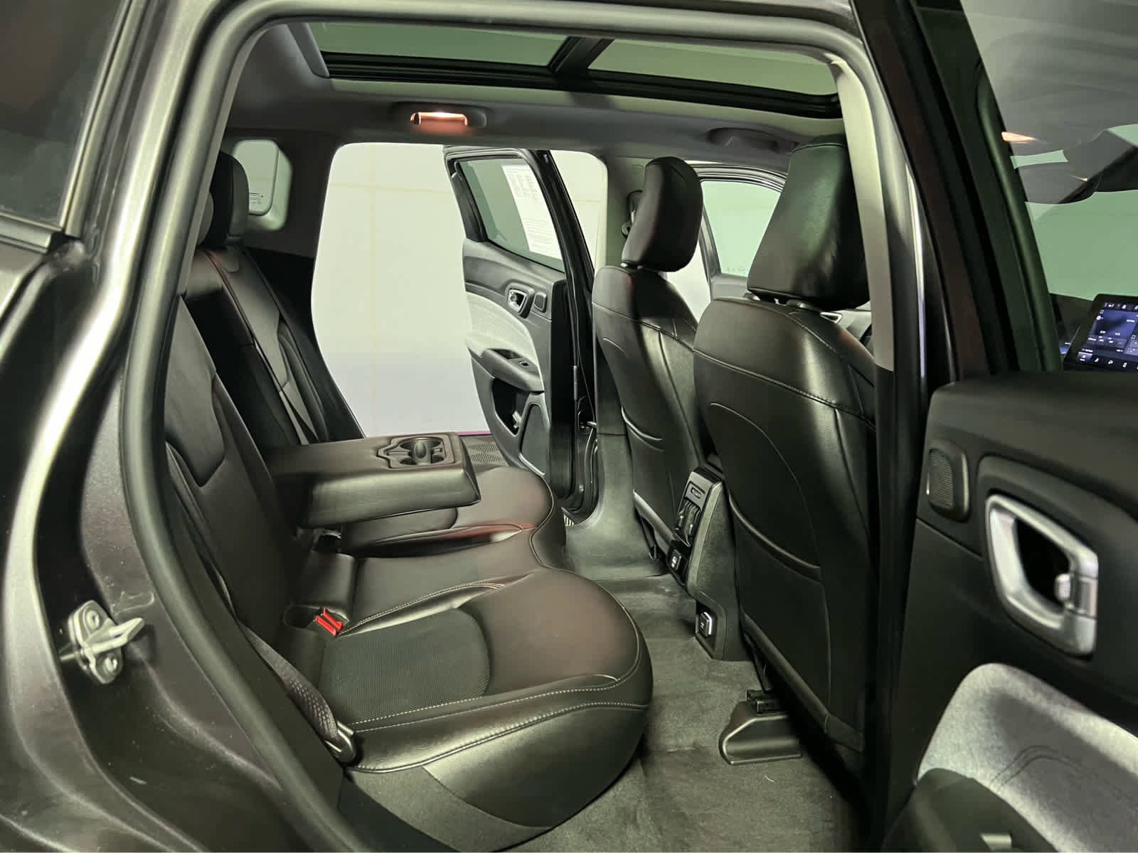 Used 2022 Jeep Compass Latitude w/ Sun and Sound Group image 27