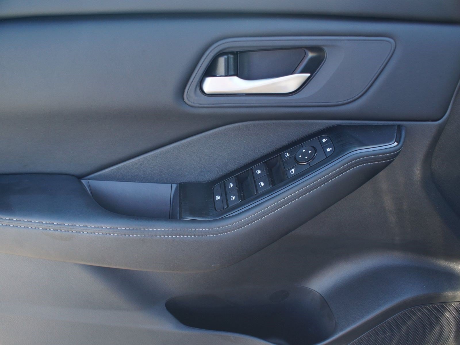 Used 2026 Nissan Rogue SV FWD image 25