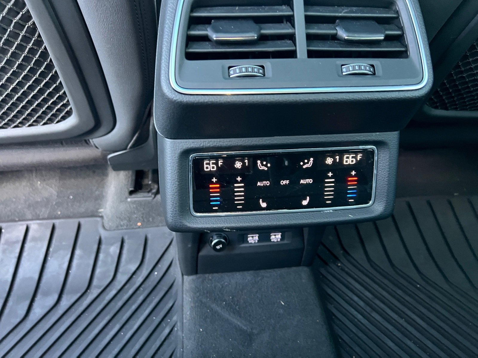 Used 2020 Audi e-tron Premium Plus image 35