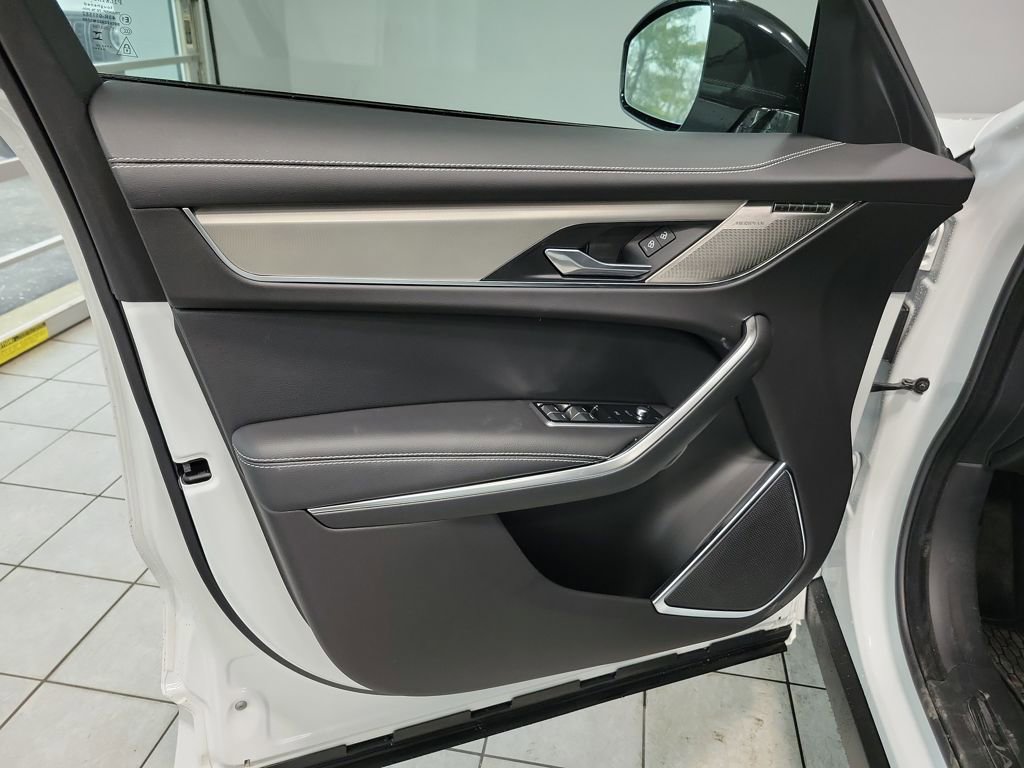 Used 2025 Jaguar F-PACE R-Dynamic S image 33