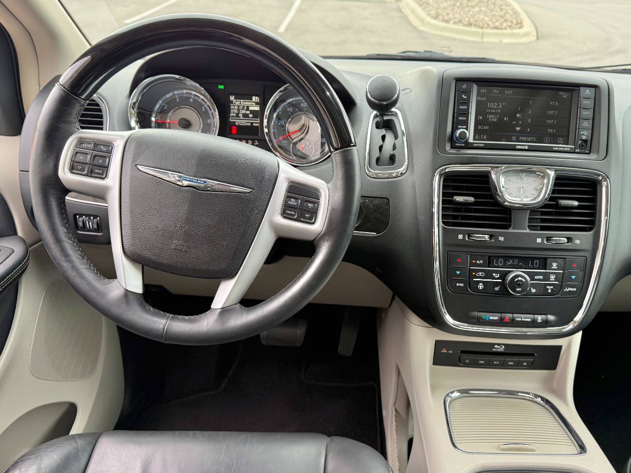 Used 2016 Chrysler Town & Country Limited Platinum w/ Trailer Tow Group FWD image 10