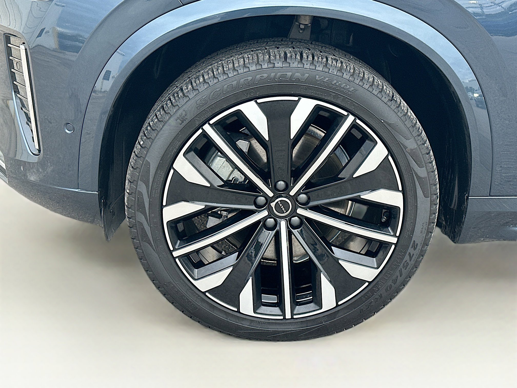 Used 2025 Volvo XC90 B5 Plus w/ Protection Package Premier image 39