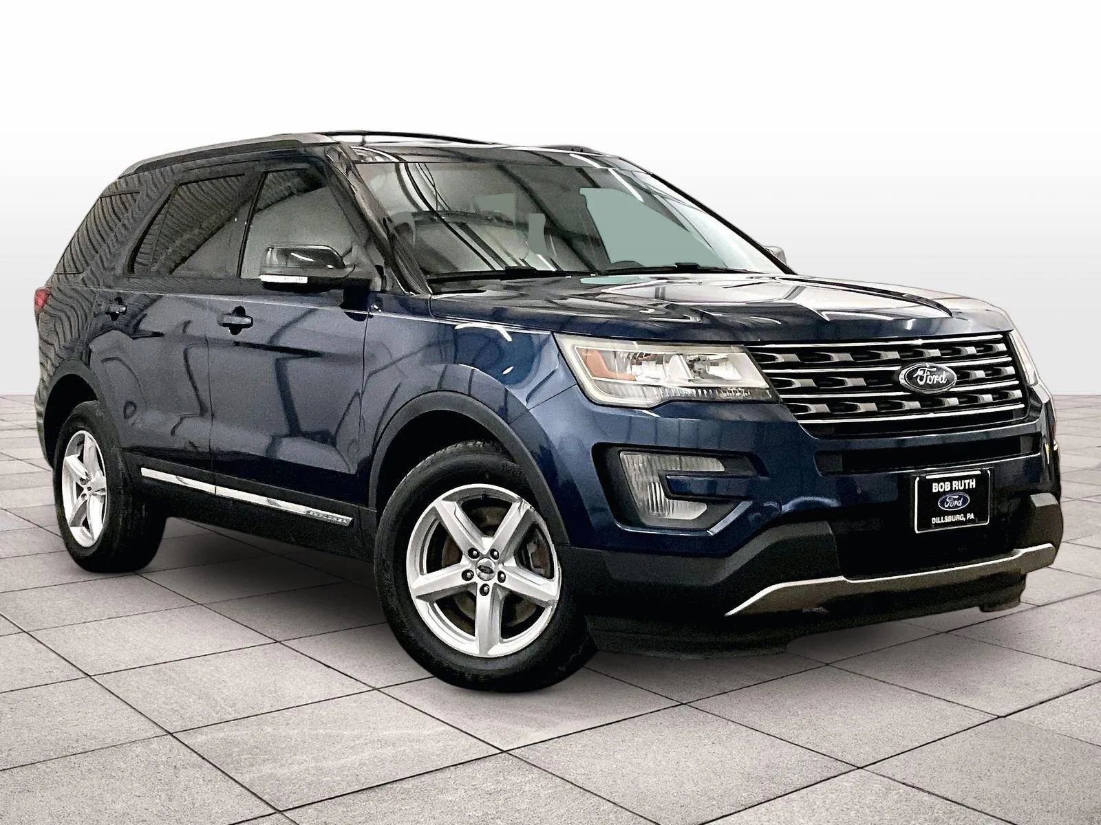 Used 2017 Ford Explorer XLT w/ Equipment Group 202A image 3