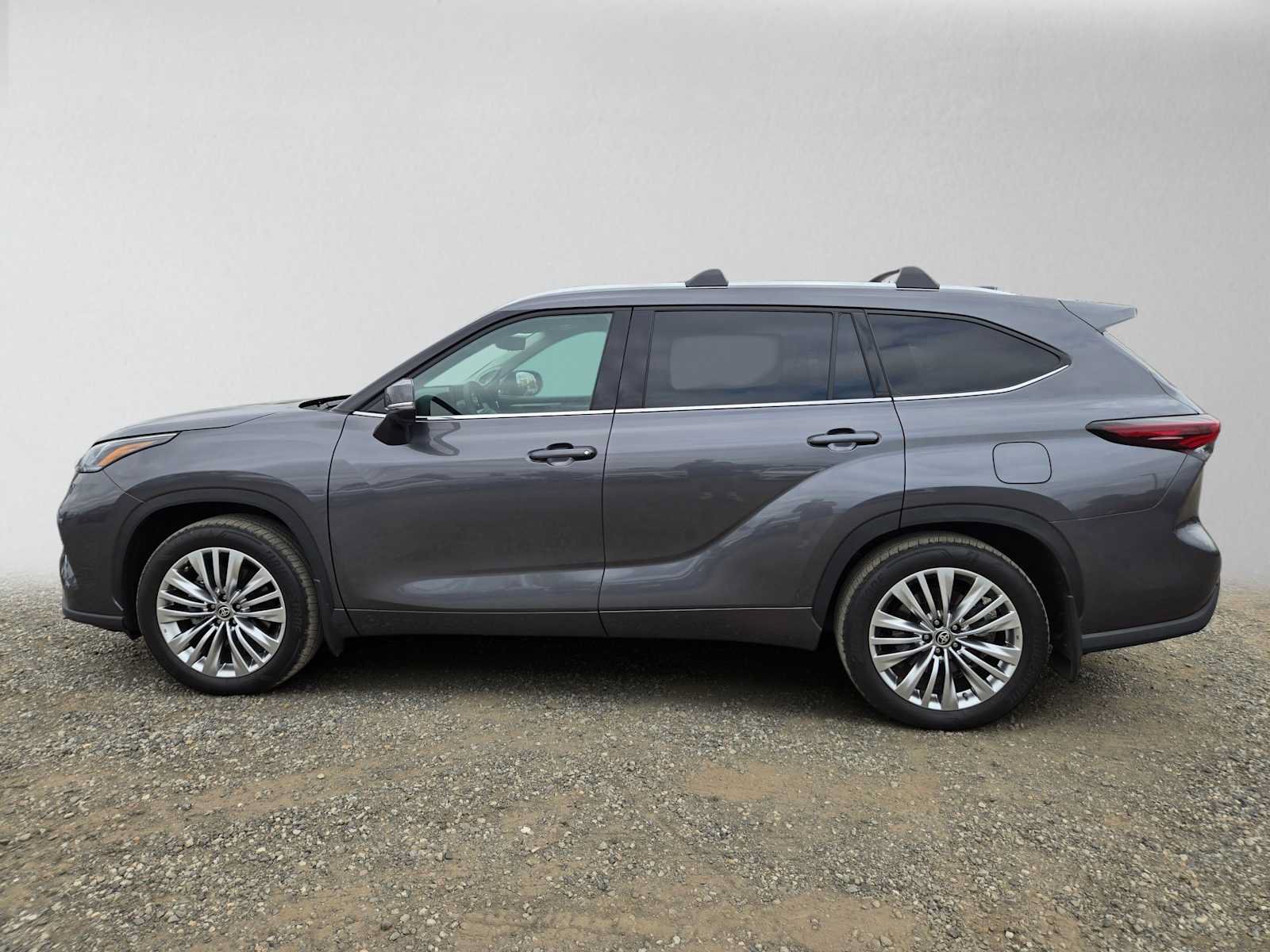 Certified 2025 Toyota Highlander Platinum AWD/4WD image 7