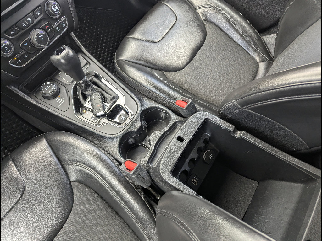 Used 2020 Jeep Cherokee Latitude Plus AWD/4WD image 31