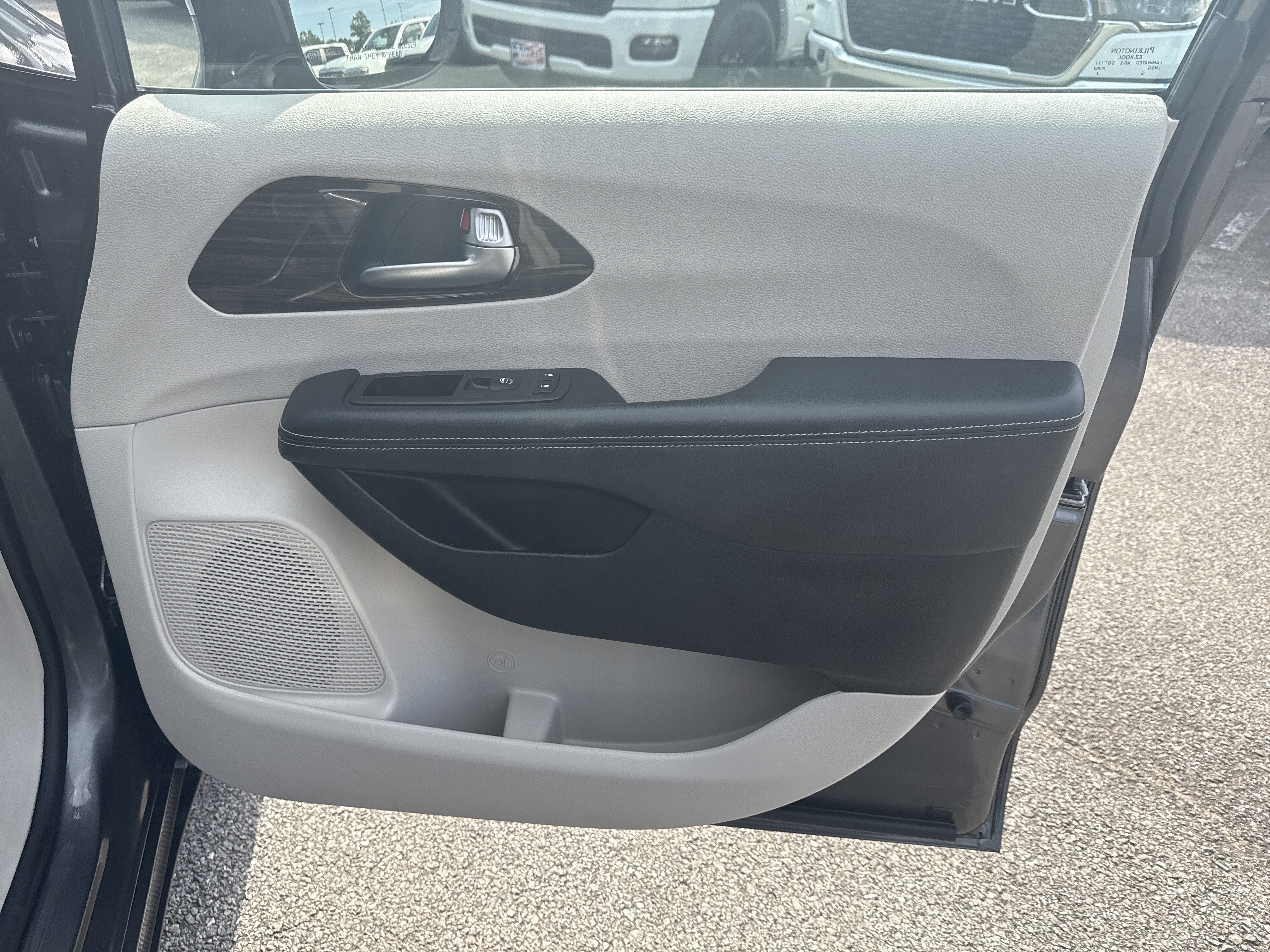 Used 2023 Chrysler Pacifica Limited FWD image 15