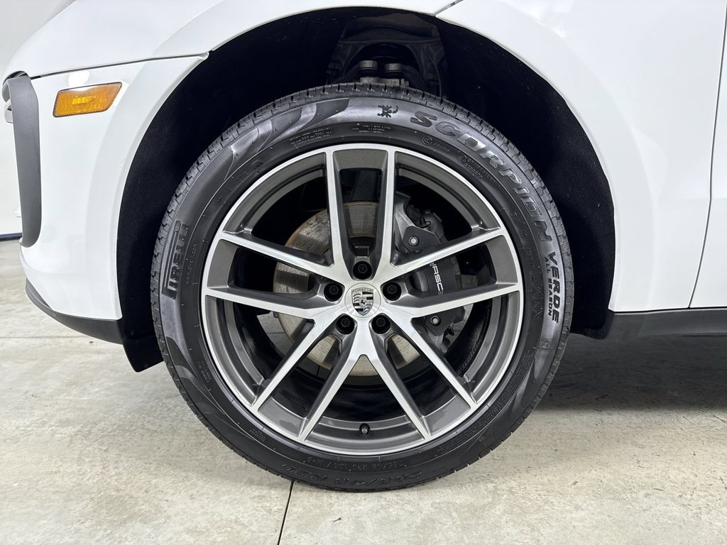Certified 2025 Porsche Macan AWD/4WD image 13