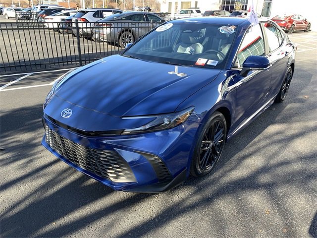 Used 2025 Toyota Camry SE image 4