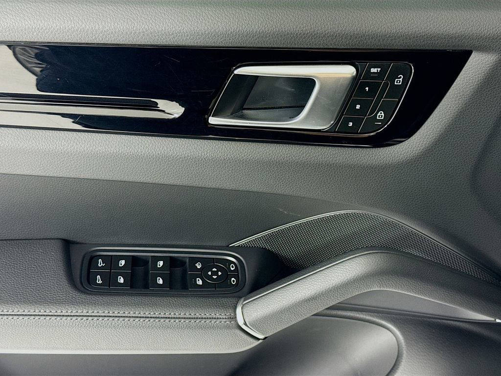 Certified 2023 Porsche Cayenne AWD/4WD image 11