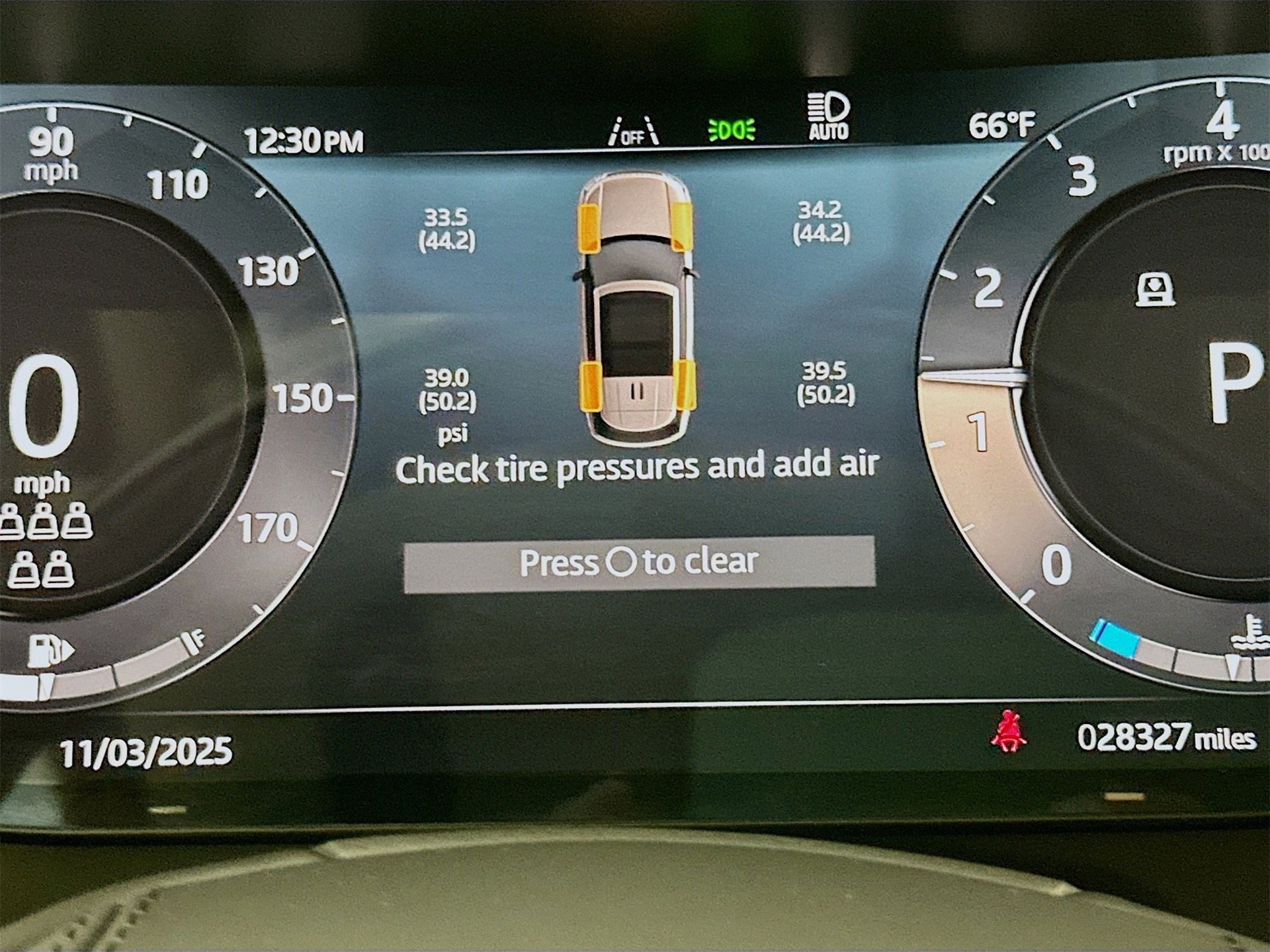 Used 2025 Land Rover Range Rover Long Wheelbase Autobiography image 13