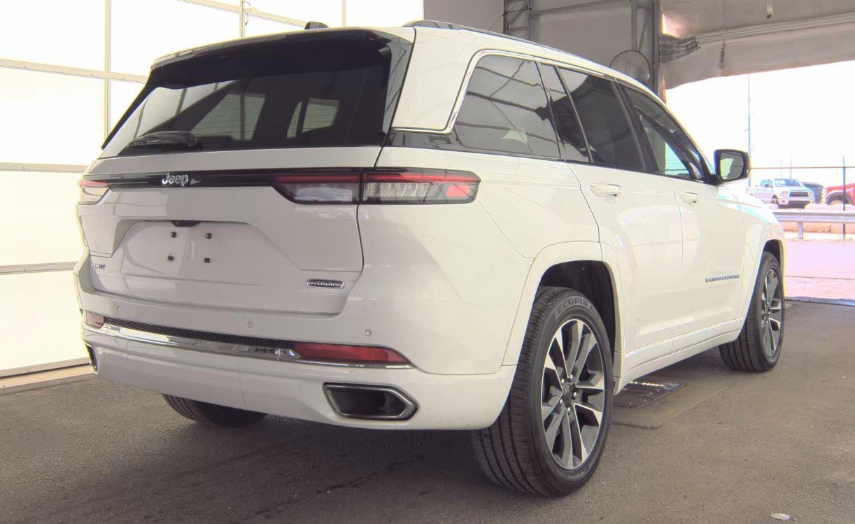 Used 2023 Jeep Grand Cherokee Overland AWD/4WD image 4