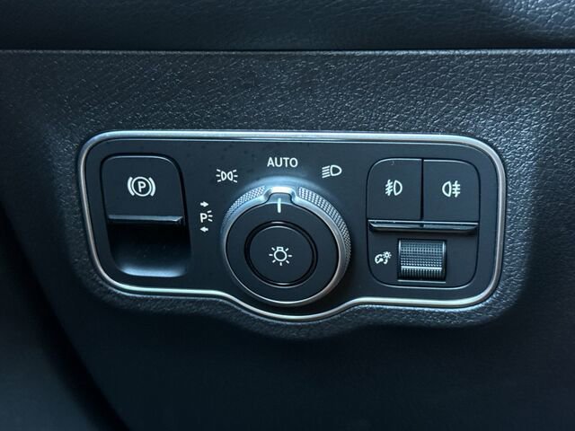 Used 2025 Mercedes-Benz GLB 250 4MATIC image 31