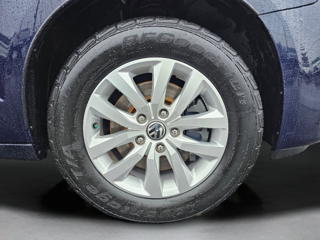 Used 2012 Volkswagen Routan SE image 26