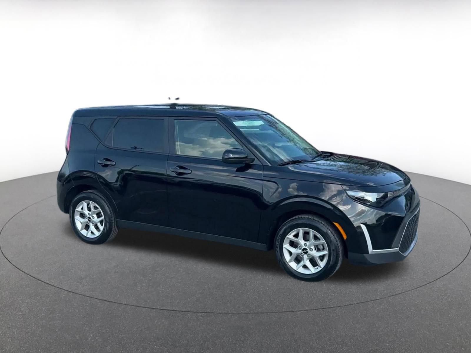 Used 2025 Kia Soul LX w/ LX Technology Package FWD image 2