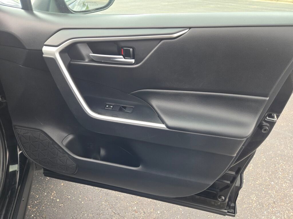Used 2021 Toyota RAV4 XLE FWD image 5