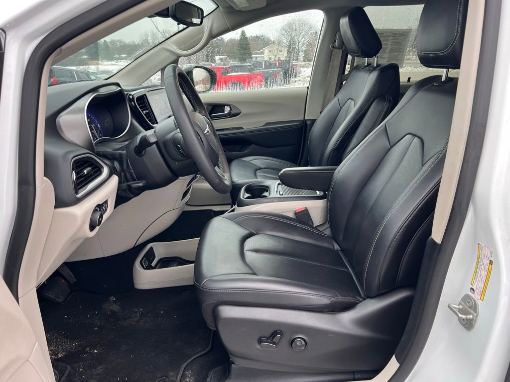 Used 2024 Chrysler Pacifica Touring-L image 19